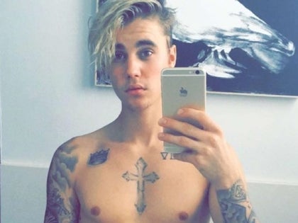 0229_justin_bieber_shirtless05