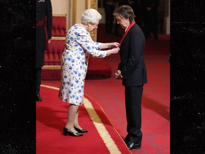 0504-queen-elizabeth-england-honoring-paul-mccartney-AP-01