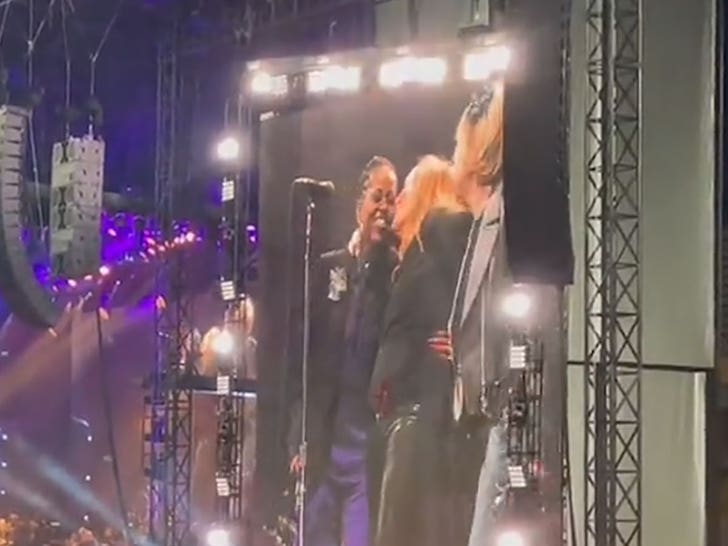 Michelle Obama, Barselona'daki Konser Sırasında Bruce Springsteen ile Sahnede Şarkı Söylüyor