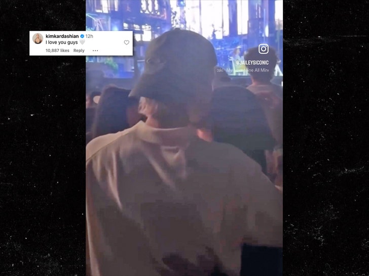Justin e Hailey Bieber se beijando no Coachella