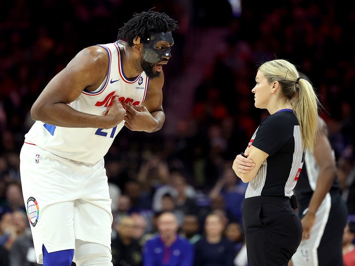 Joel Embiid grita en la cara de la árbitro femenina y es expulsado