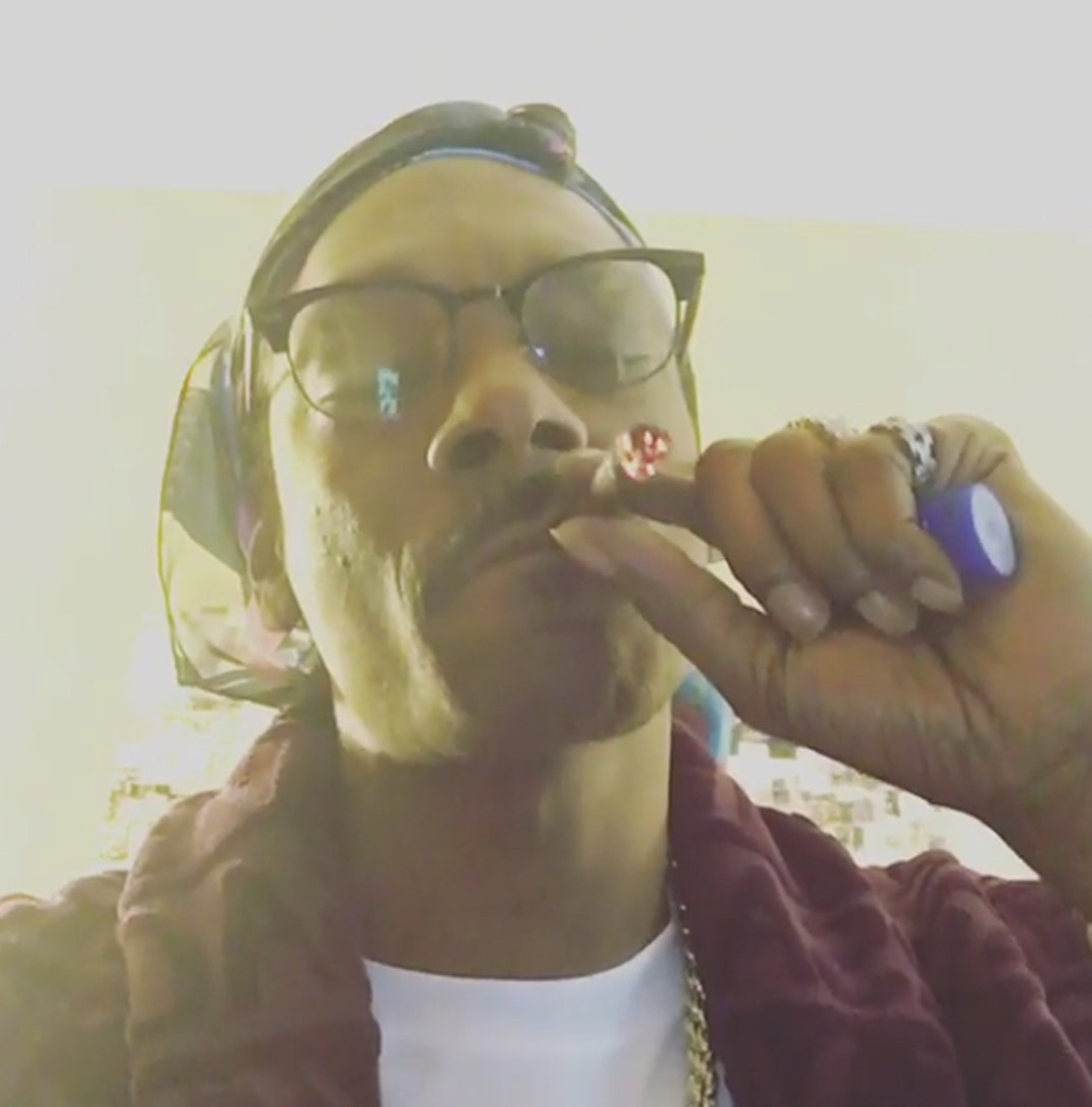Snoop_Dogg_Lighting_Up_10