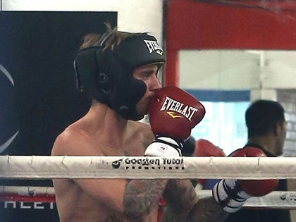 justin-bieber-boxing-training-akm-00