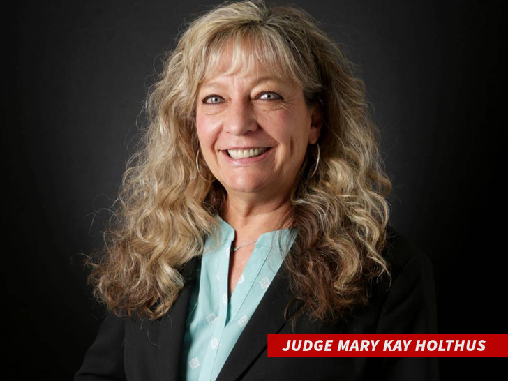 Juíza Mary Kay Holthus Juíza de Las Vegas atacada por criminoso durante sentença judicial