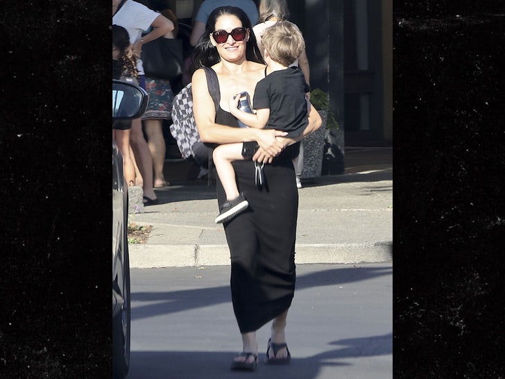 100524 nikki bella with son sub backgrid