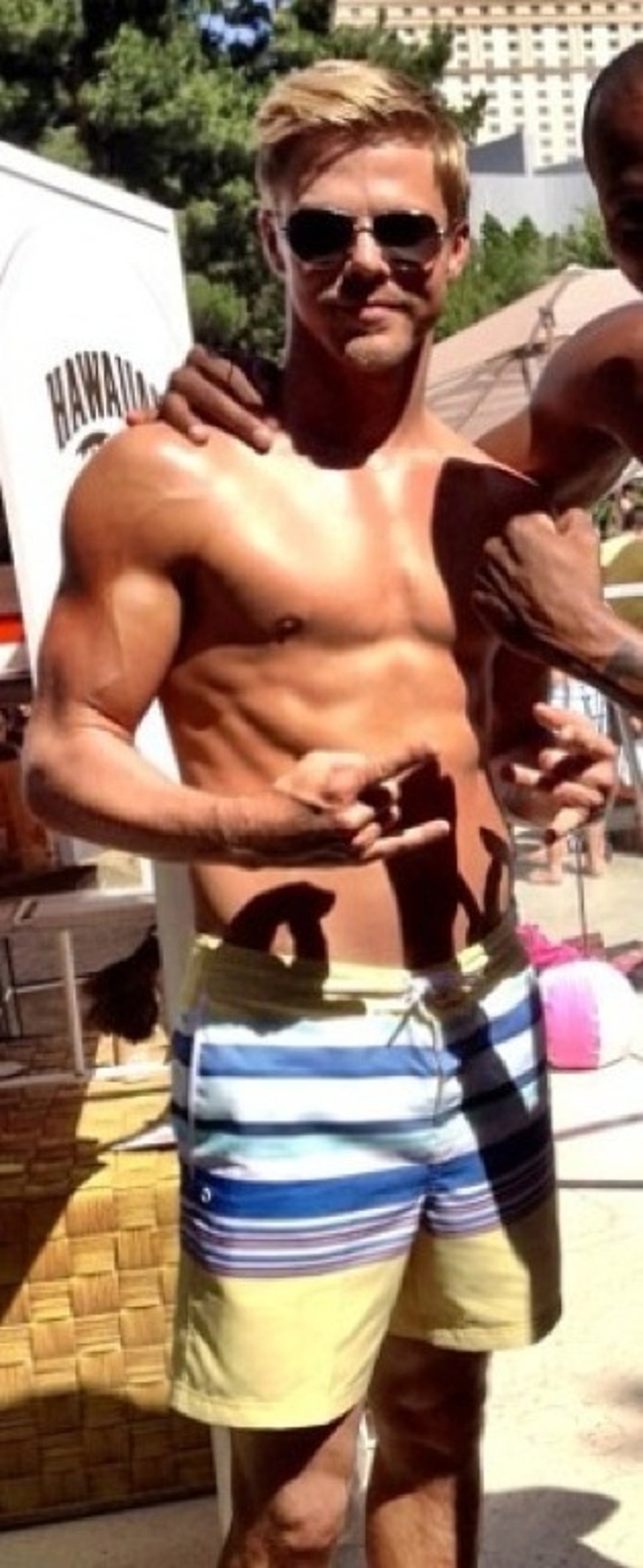 1206_derek_hough_shirtless20