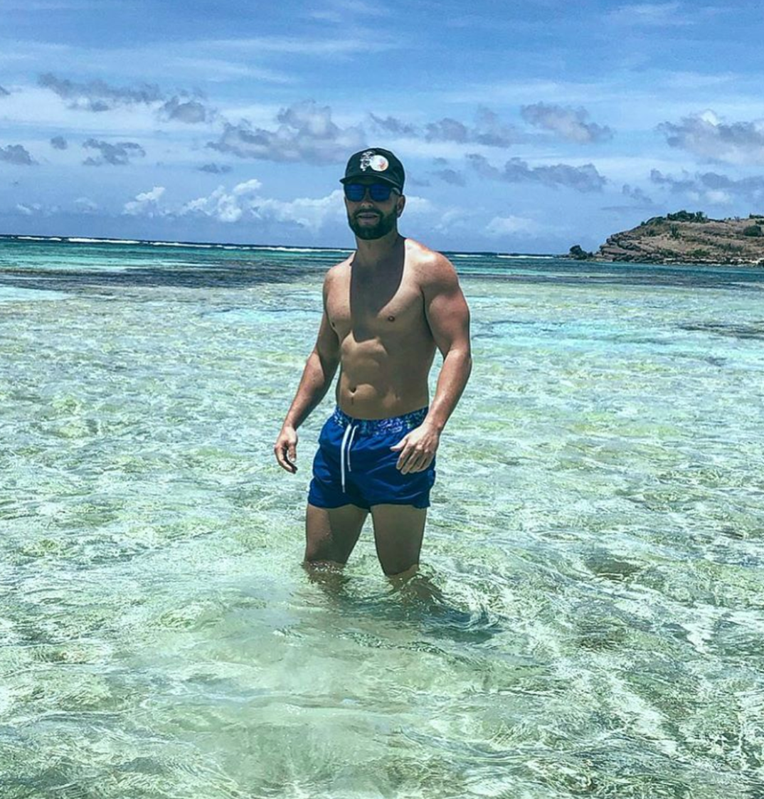 Der Christian
 Skorpion ohne shirt, und mit atletische Körper am Strand
