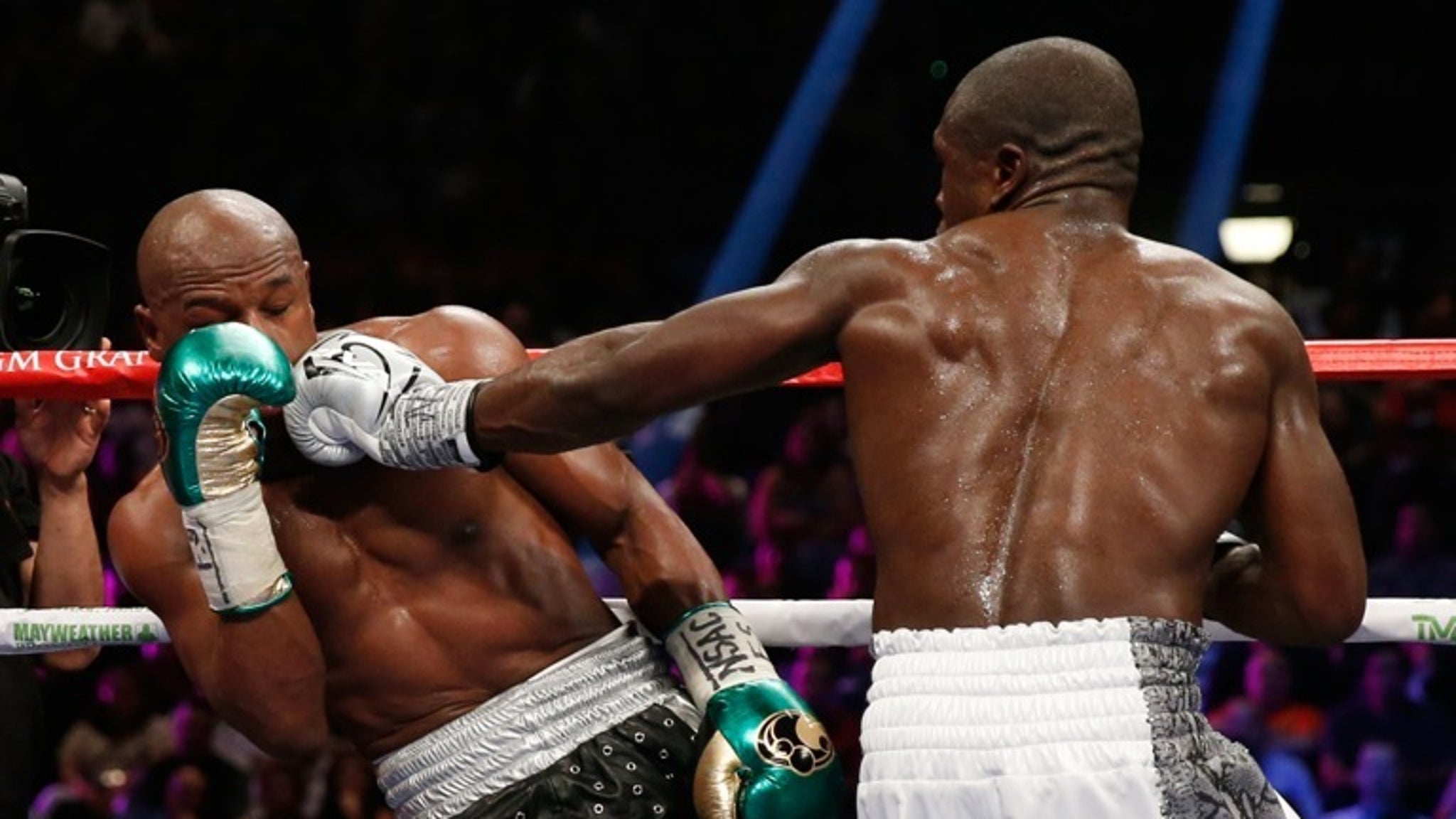 Floyd Mayweather Vs. Andre Berto -- The Fight Photos