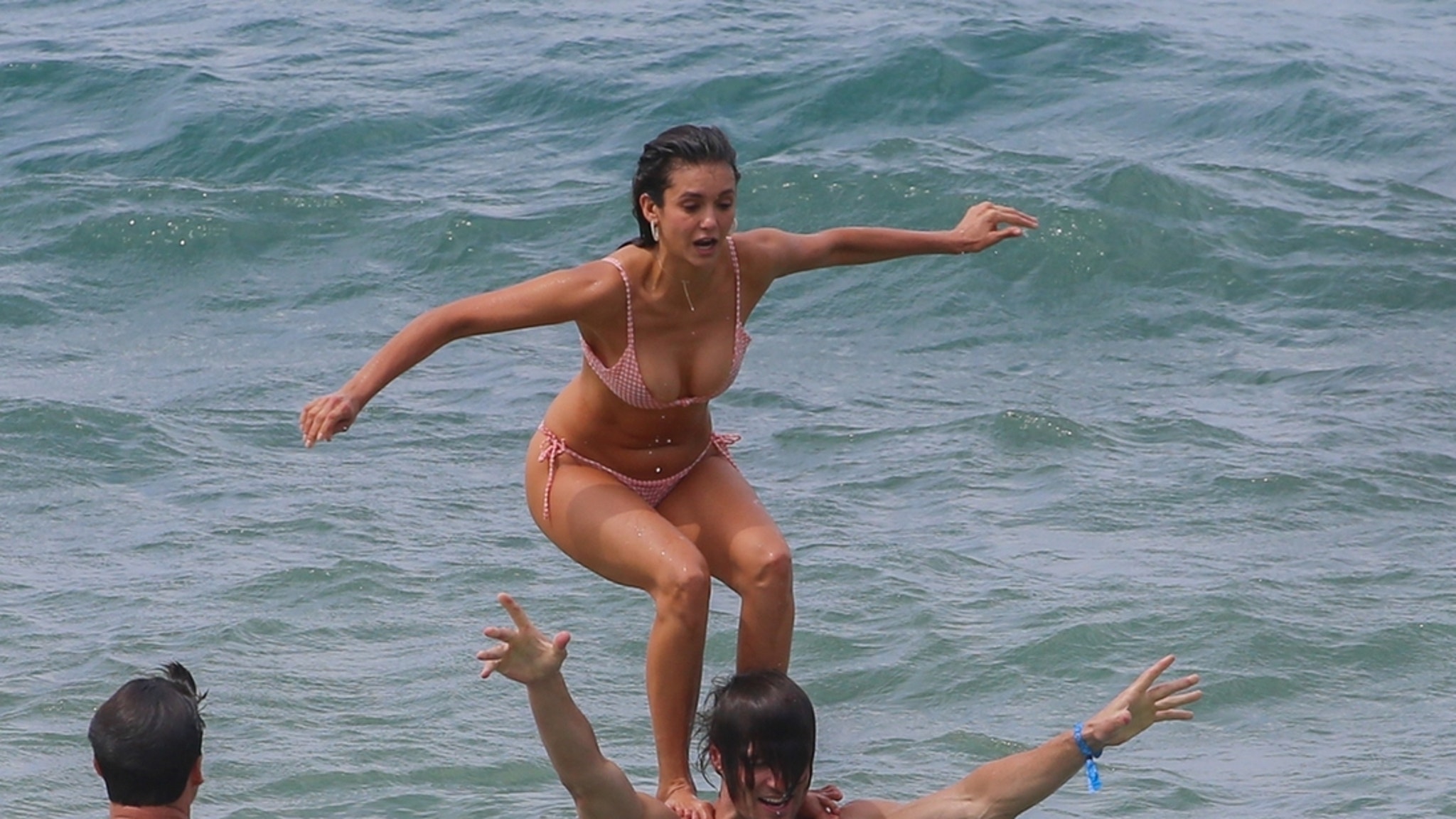 Нина добрев слив фото Nina Dobrev Enjoys A Day At The Beach With Her Boyfriend Grant Mellon