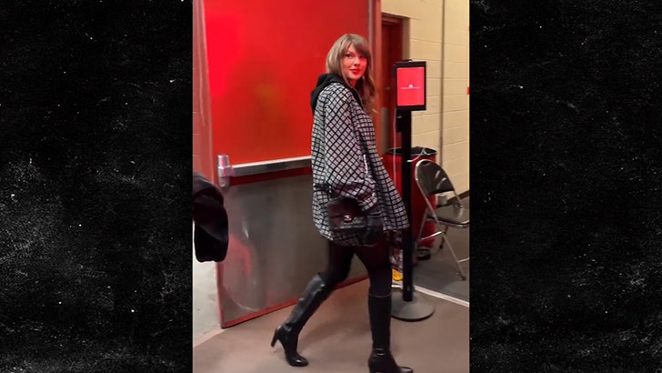 Taylor Swift enfrenta o frio ao chegar ao jogo do Chiefs Playoff