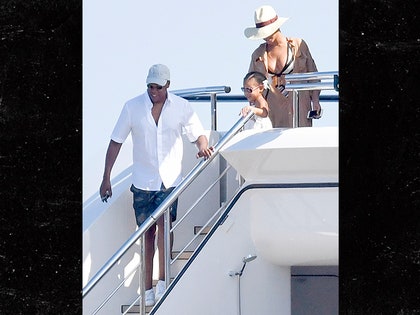 Lindsay Lohan: Boobs Ahoy! Major Spill on Yacht Trip (PHOTOS)
