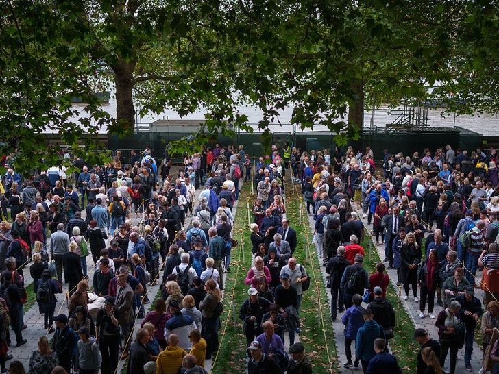 0916 Mourners wait to see the queen getty 5