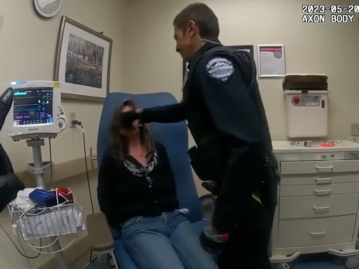 Yeni Video Colorado Polisinin Kelepçeli Kadını Yüzüne Vurduğunu Gösteriyor