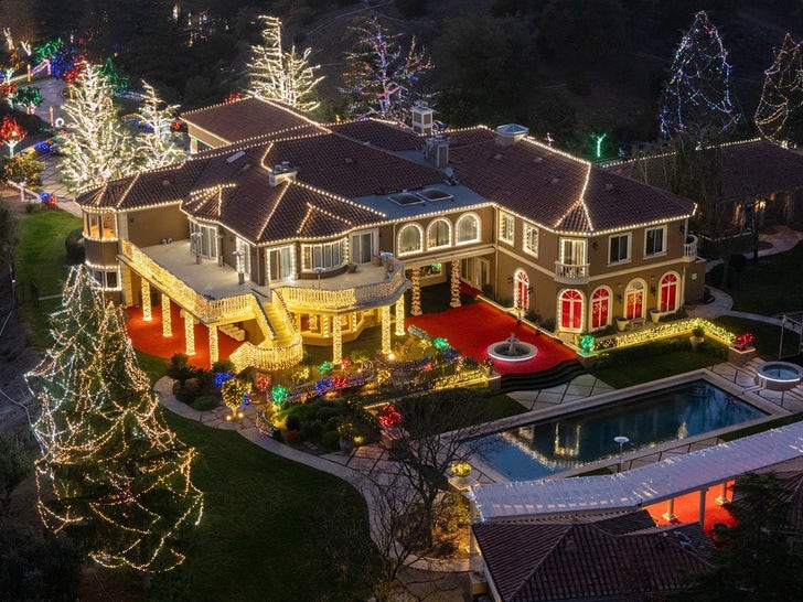 Jamie Foxx Lights Up Mansion With Christmas Lights