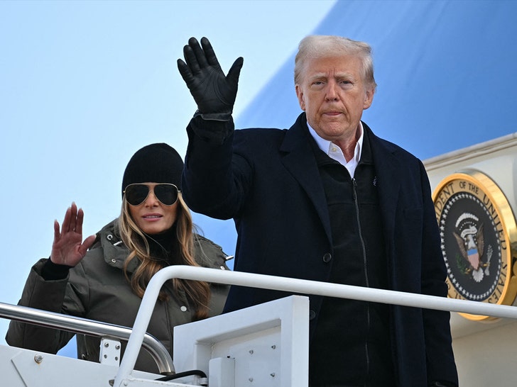 donald trump and melania getting of plane