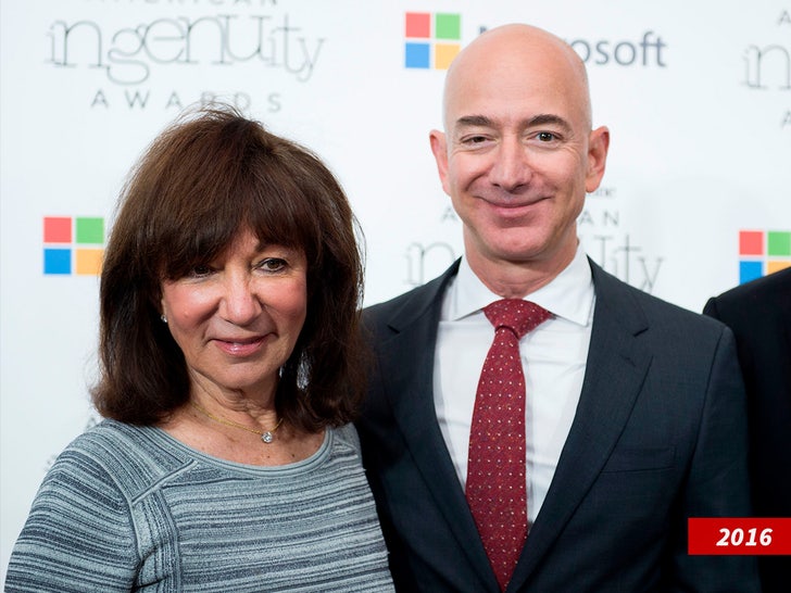 jeff bezos jackie bezos sub getty swipe 2