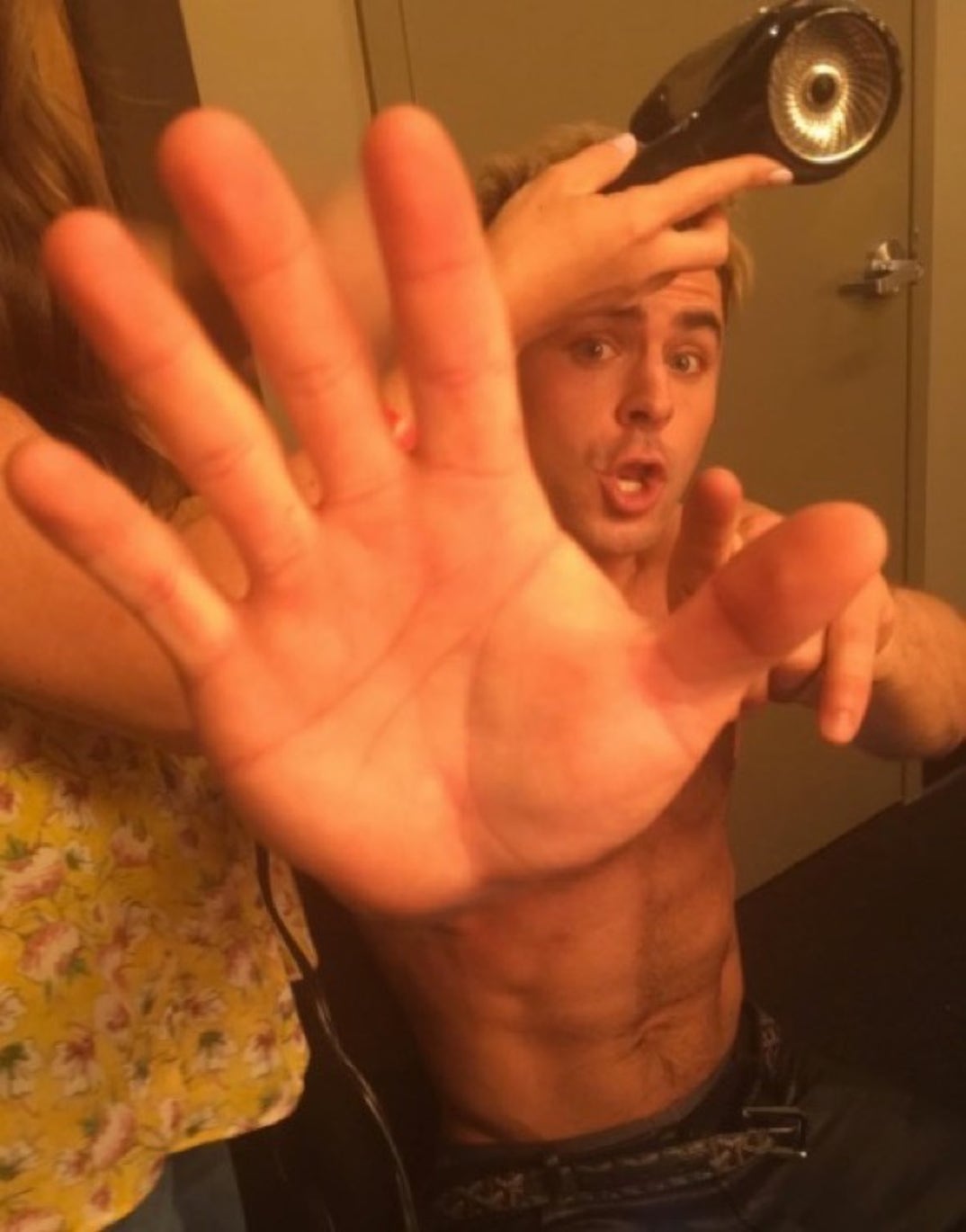 0417_zac_efron_hot_03