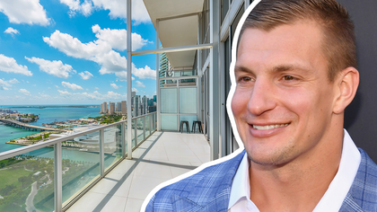 TMZ Sports has learned Rob Gronkowski just picked up a BEAUTIFUL new pad in Downtown Miami for $1.7 million ... and he bought the place from another famous jock!!