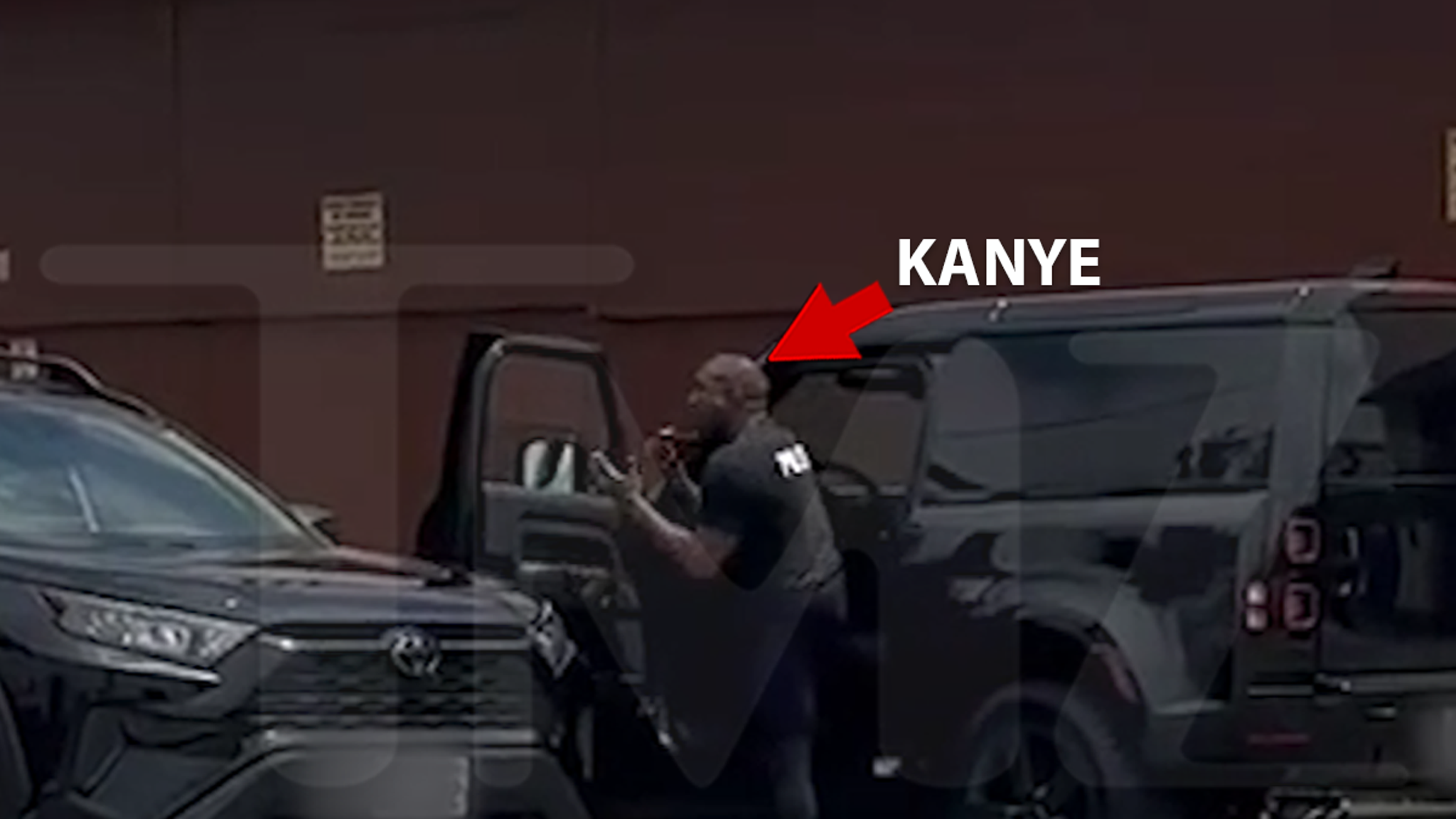 Kanye West crie après les paparazzi alors que lui, sa “femme” et son fils se rendent à l’église