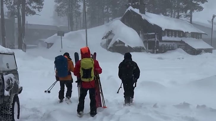 021826_tahoe_skiers_col