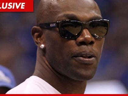 1104_terrell_owens_tmz_EX