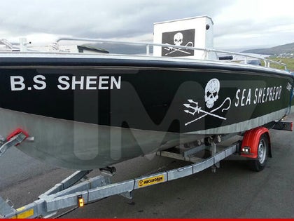 0830-charlie-sheen-boat-main-tmz-01