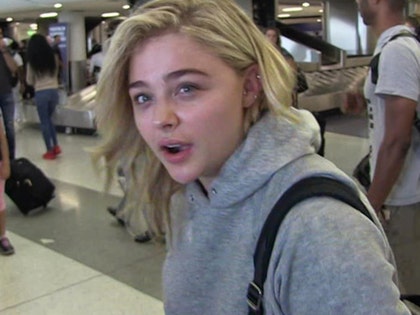 chloe grace moretz and kate harrison take selfies with fans at the