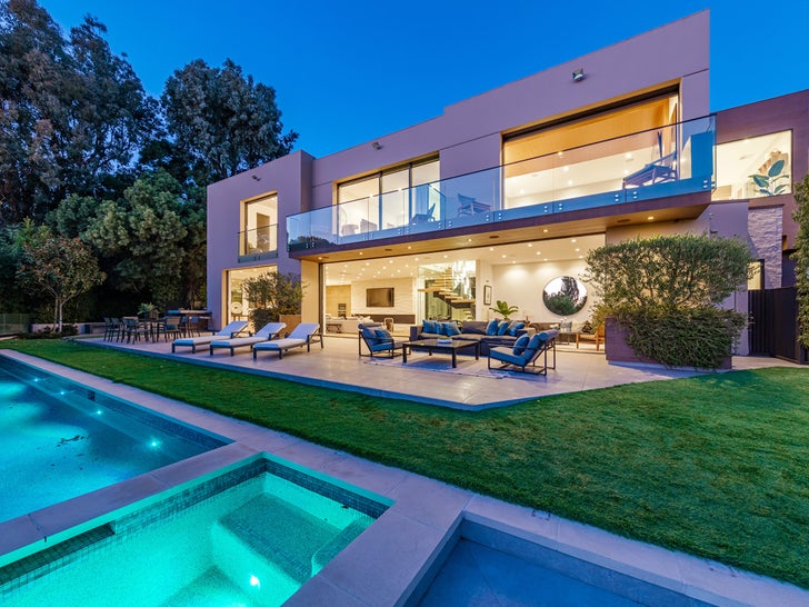 Lakers' Co-Owner Jesse Buss Selling LA Home