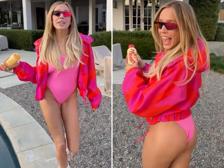 Alex Cooper Rocks Hot Pink One-Piece Untuk Kampanye 'Tidak Suci'