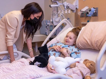 meghan markle visits childrens hospital 1