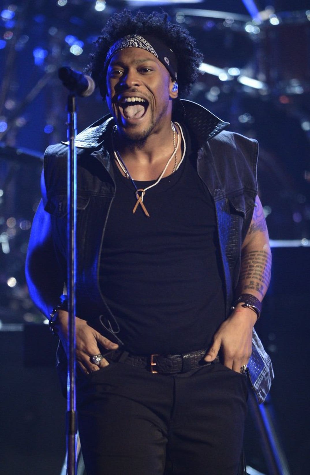 The American musician stepped back on the stage for his first televised appearance in 12 years!