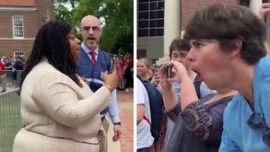 Un grupo de estudiantes blancos llama "Lizzo" a una manifestante negra y la insulta con gestos de monos