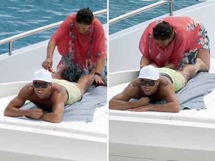 0713_cristiano_ronaldo_yacht_oil_massage_mom_INF