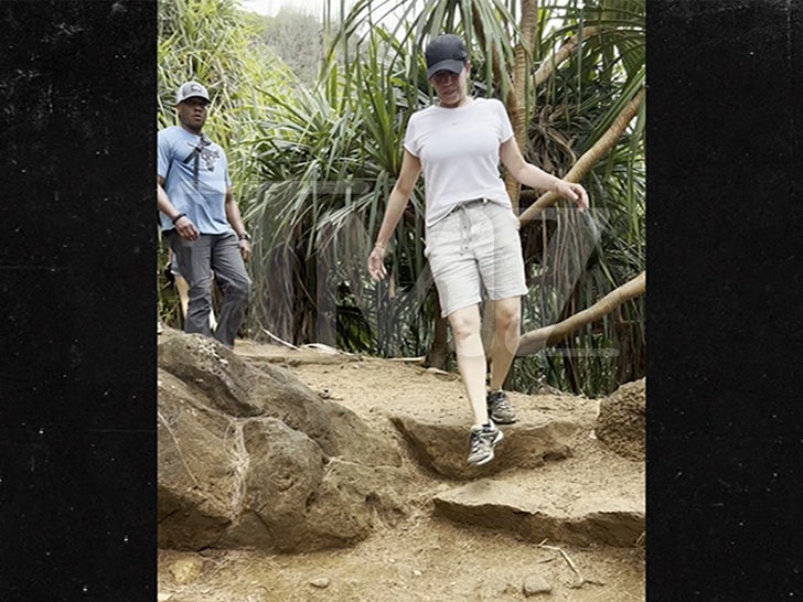 2e5bd247f2c84b26a02bc46c60edd525 md | Kamala Harris Takes a Hike While on Vacation in Hawaii | The Paradise News