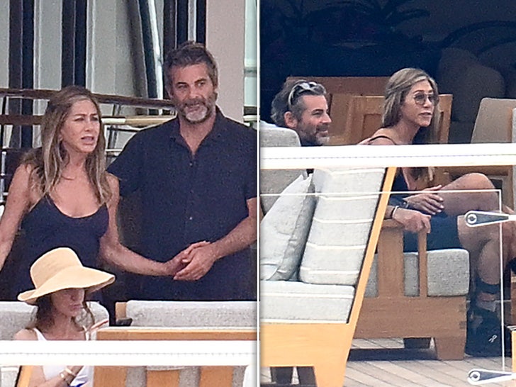 Jennifer Aniston’s Relaxing on Yacht with Jim Curtis