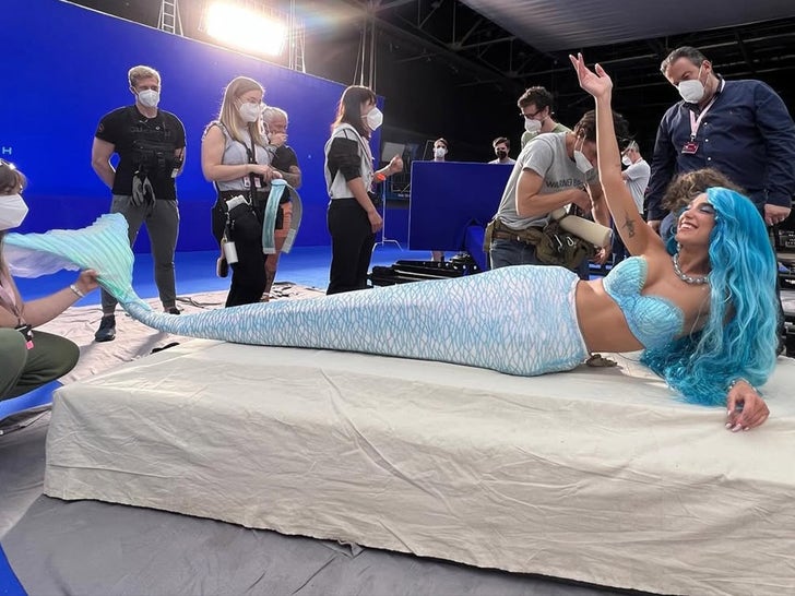 0324-Stars-Dressed-As-Mermaids-Through-The-Years-Sub1