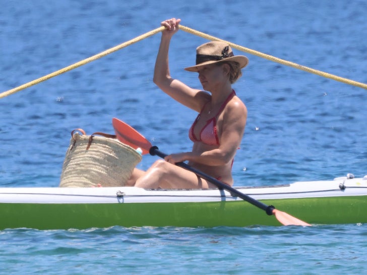 0626-Kate-Hudson-Paddle-Boarding-Fam-Vacay-Sub1