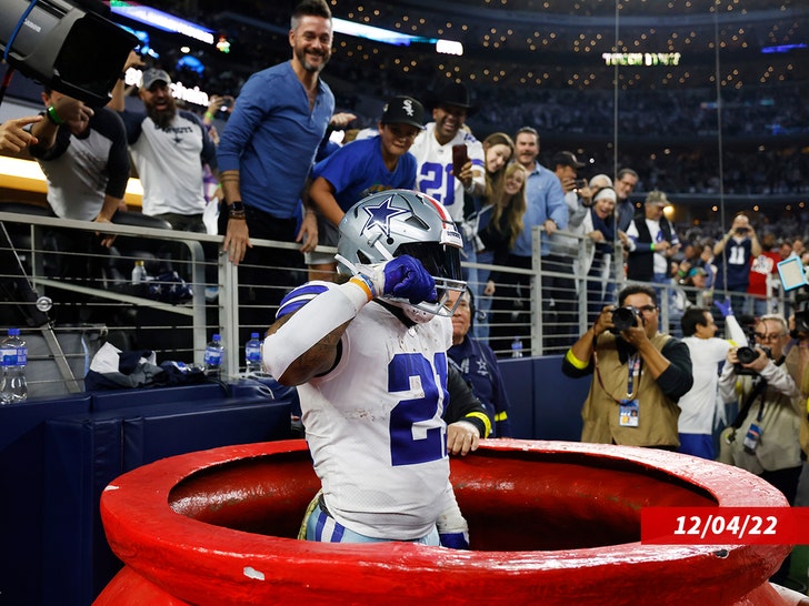 Ezekiel Elliott Accepts Thanksgiving Award In Crop Top (Video)