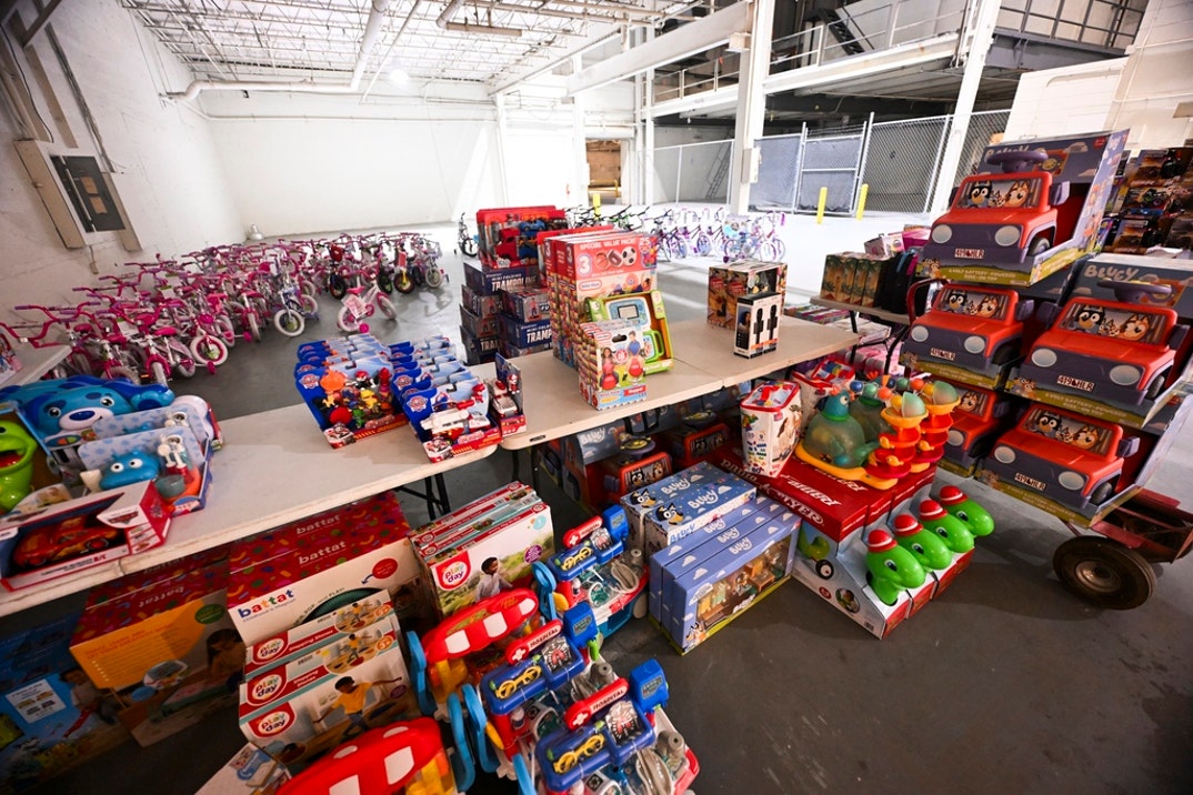 Lil Baby Lil Yachty Host Holiday Give Back Event  3