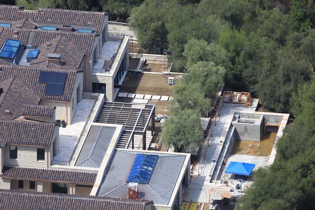 x17_kylie_jenner_aerial_090726_21