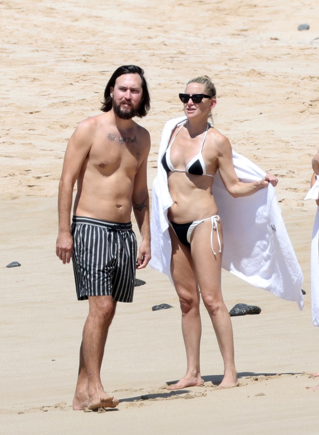 Leo DiCaprio Kate Hudson Tobey Maguire Beach 4