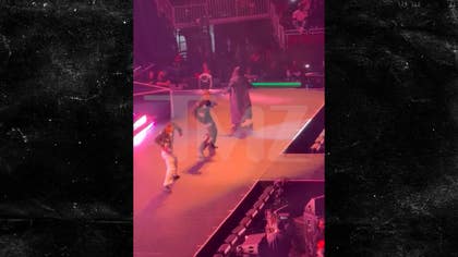 101925_brandy_walks_off_stage_2138701