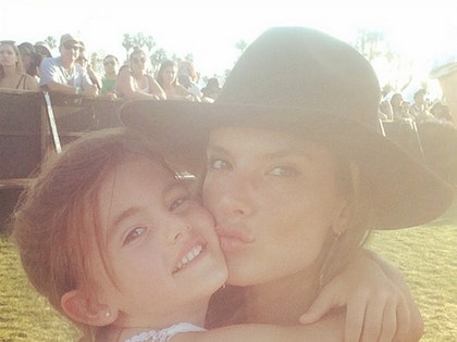 alessandra_ambrosio_daughter_coachella_photos_011