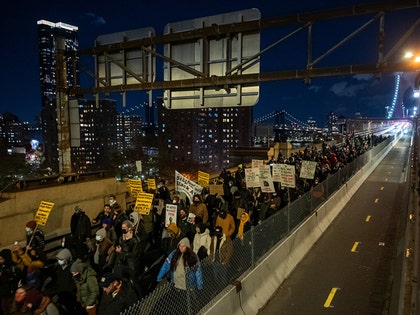 1120-rittenhouse-protest-getty-01