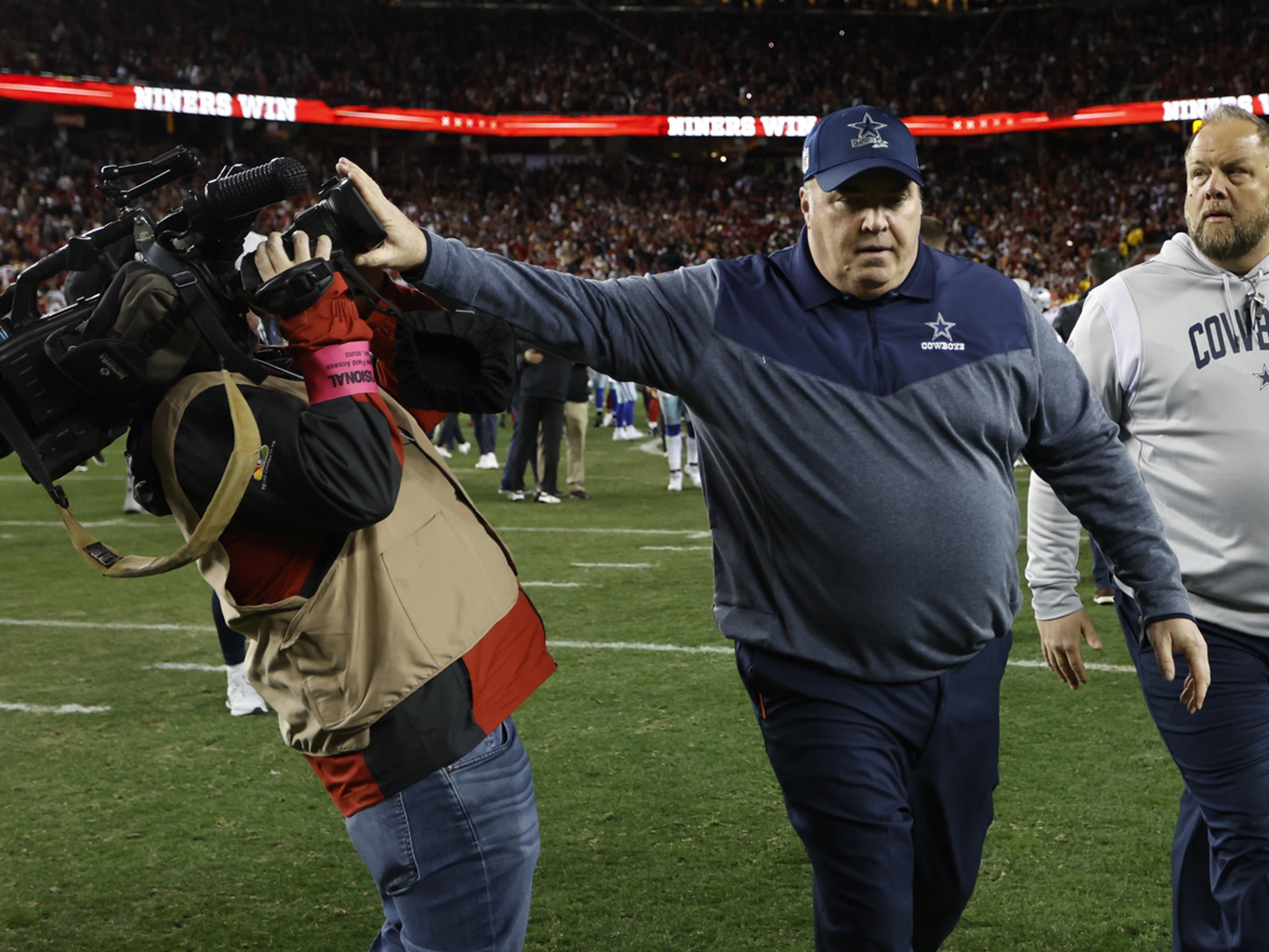 ABC cameraman covering the game, NFL Football, Dallas Cowboys vs Los  Fotografía de noticias - Getty Images