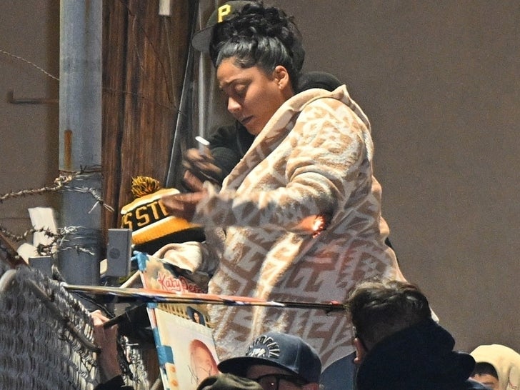 0130-Katy-Perry-Autograph-seeker-On-Fire-Outside-Of-Jimmy-Kimmel-photos-primary-2