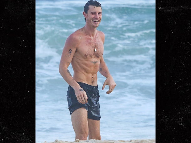 0326-Shawn-Mendes-Bruna-Marquezine-PDA-Praia-Brasil-Sub2