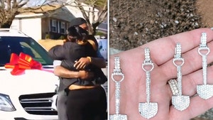 Stefon Diggs Buys Mom New Car For Xmas, Brothers Get Diamond Chains!!!