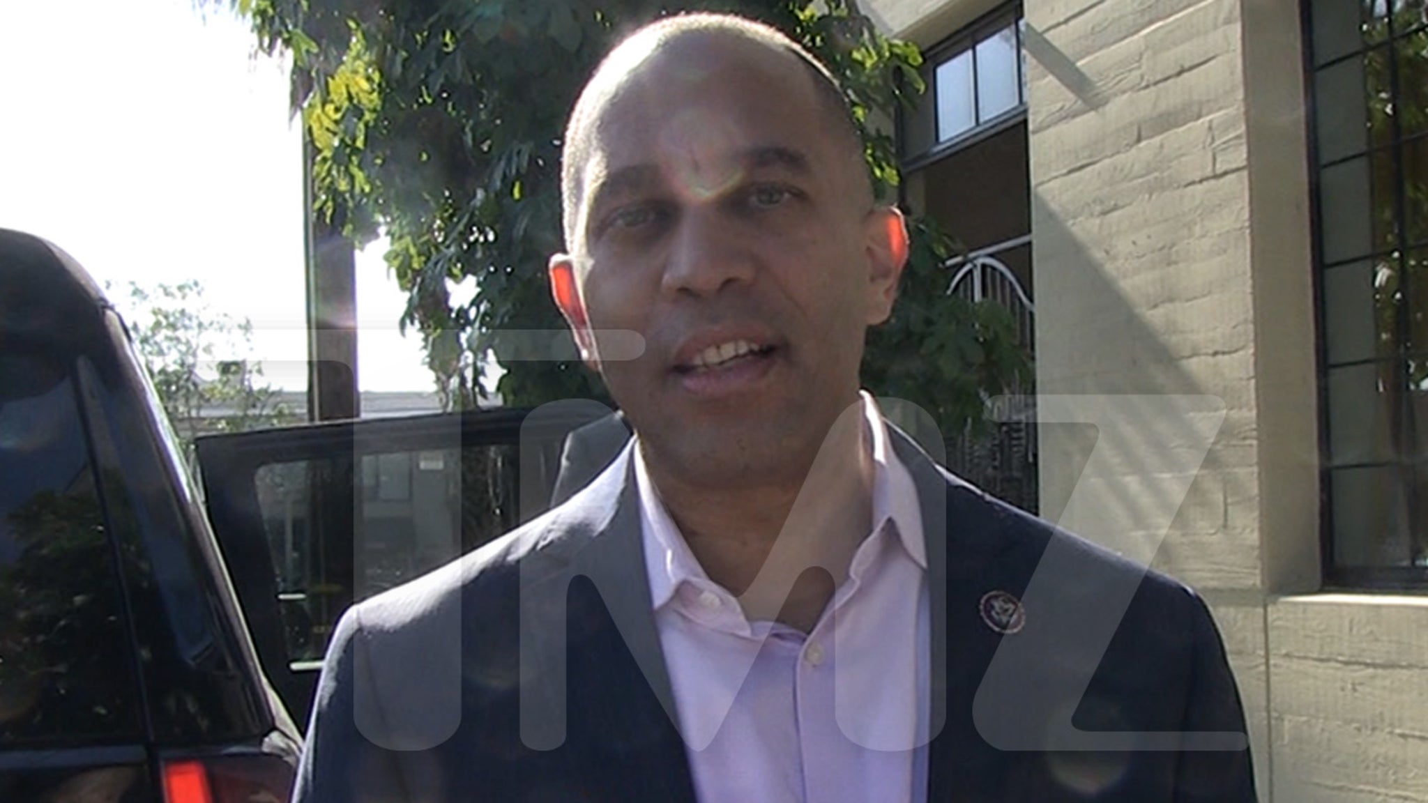 Rep. Hakeem Jeffries Says George Santos is a Fraud, Unfit to Serve in Congress thumbnail