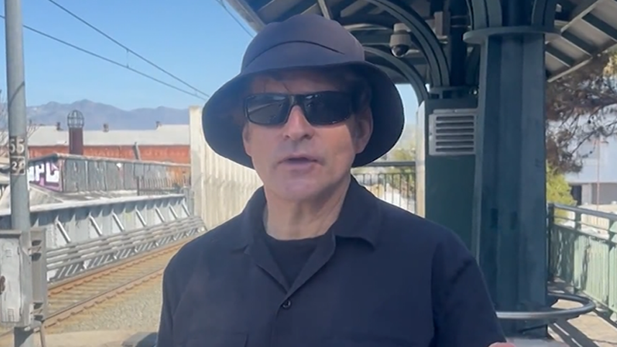 Back to the Future’s Crispin Glover zegt dat er geen waarde zit in het opladen van de batterij